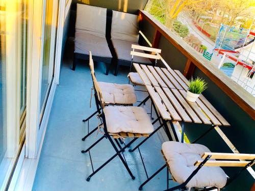 En balkon eller terrasse på FeWo SEEBLICK - Familien - Hunde - strandnah - Ostseeblick - Sauna & Wellness