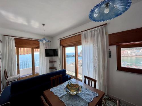 un soggiorno con tavolo e divano di Suite Capri a Ischia