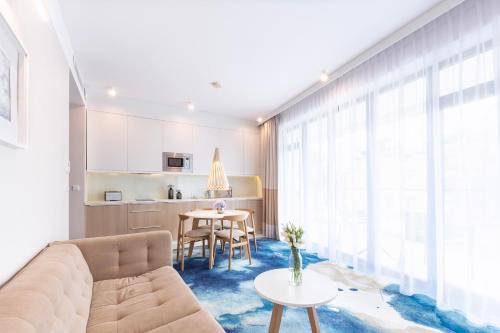 - un salon avec un canapé et une table dans l'établissement VacationClub - Boulevard Residence Apartament 31, à Ustronie Morskie