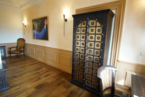 una habitación con una puerta con una pintura en la pared en Hotel & Tagungszentrum Schloss Hohenfels, en Hohenfels