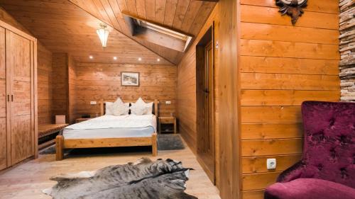 um quarto com uma cama num chalé de madeira em Chalet Balkan em Valevtsi