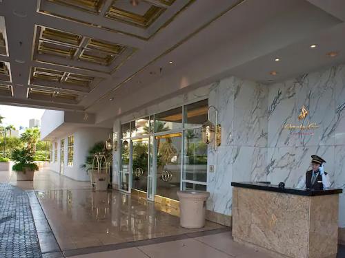 um lobby de um hotel com um homem sentado em um balcão em Amalz 2 Bedroom 3 Bathroom Balcony Suites at Mgm Signature ! em Las Vegas