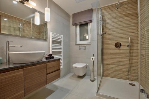 y baño con aseo, lavabo y ducha. en Sea Front Spacious Valletta Views Apartments en Sliema