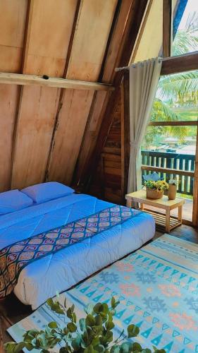 1 dormitorio con 2 camas en un ático en Alaya Villa, en Bandungan