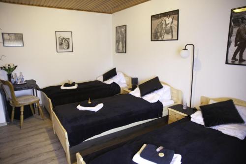 a room with two beds and a table with a table at Zum Burgkeller in Bruchweiler