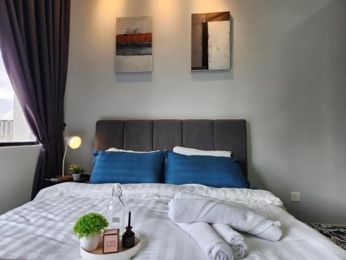 Postel nebo postele na pokoji v ubytování Taman Equine Comfy Studio#Greenery View#4 pax#Aeon Mall