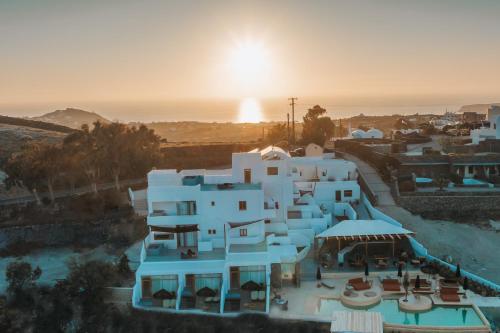 - une vue aérienne sur une villa avec le coucher de soleil en arrière-plan dans l'établissement Divino Caldera, à Akrotiri
