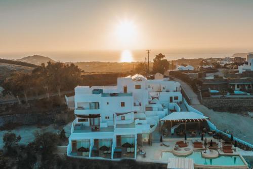 een luchtfoto van een villa met de zonsondergang op de achtergrond bij Divino Caldera in Akrotiri