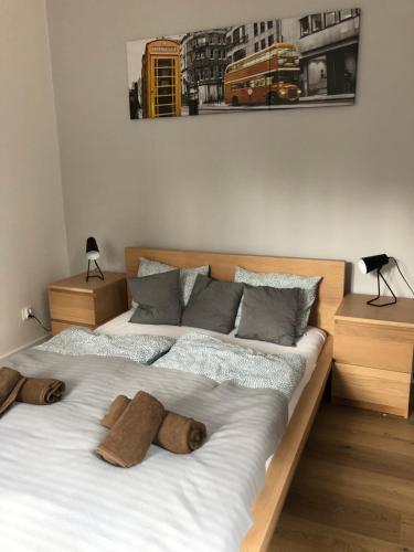 sypialnia z łóżkiem i dwoma ręcznikami na nim w obiekcie Przystanek Karpacz w mieście Karpacz