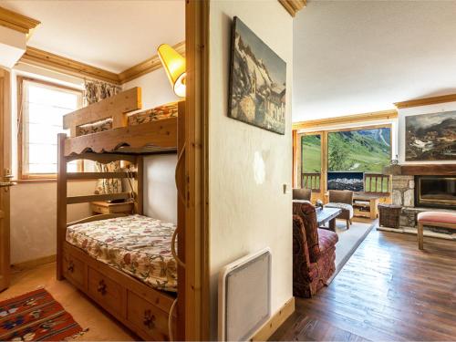 - une chambre avec des lits superposés et un salon dans l'établissement Appartement élégant aux pieds des pistes avec cheminée et WiFi - FR-1-694-213, à Val dʼIsère