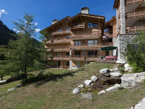 Appartement élégant aux pieds des pistes avec cheminée et WiFi