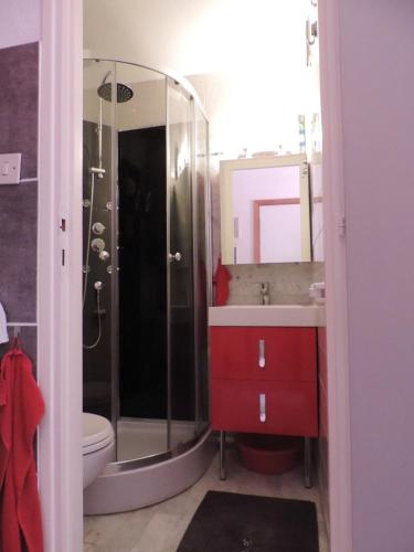 une salle de bain avec une douche, un lavabo et des toilettes dans l'établissement 5038 Agde Marine C12, au Cap d'Agde