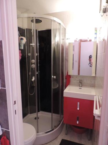 une salle de bain avec une douche, des toilettes et un lavabo dans l'établissement 5038 Agde Marine C12, au Cap d'Agde