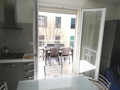 A kitchen or kitchenette at Nuovissimo appartamento con terrazza