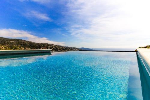 Bazén v ubytovaní SELECT'soHOME - Magnifique T2 sur les hauteurs d'Aiguebelle avec piscine privée et vue mer !- ROCCA BELLA alebo v jeho blízkosti