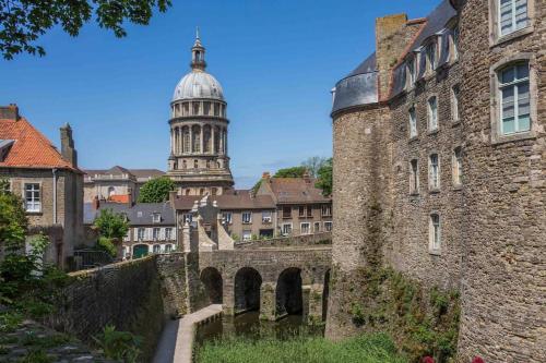 een oud stenen gebouw met een kathedraal op de achtergrond bij « Bel’ Epoque » proche vieille ville 6 pers, WIFI in Boulogne-sur-Mer