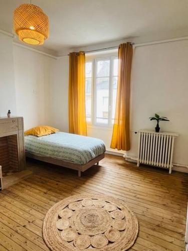- une chambre avec un lit et un tapis sur du parquet dans l'établissement « Bel’ Epoque » proche vieille ville 6 pers, WIFI, à Boulogne-sur-Mer
