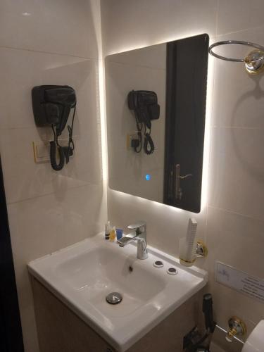 a bathroom with a sink and a mirror at دايموند Diamond in AlUla