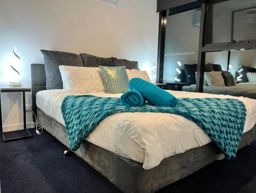 Ένα ή περισσότερα κρεβάτια σε δωμάτιο στο Midnight Luxe 2BR 2Bath Apartment 408 in the heart of Braddon Pool Sauna L4 Views Secure Parking Wine WiFi
