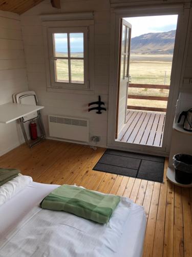 Rúm í herbergi á Seljaland ferðaþjónusta