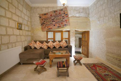 een woonkamer met een bank en een tafel bij Paradise Cappadocia in Goreme