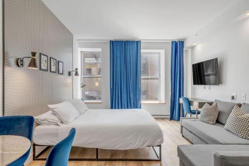 Initial / Icone / Quebec+stat في مدينة كيبك: غرفة معيشة مع سرير وأريكة