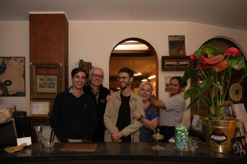 un grupo de personas posando para una foto en una habitación en Hotel Magnolia, en Albenga