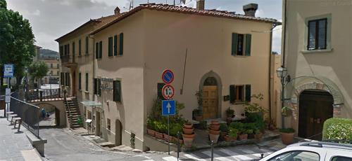 un bâtiment situé sur le côté d'une rue dans l'établissement dalla CARLA in Toscana, à Monte San Savino