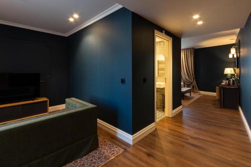 a living room with a blue wall and a television at AP Dona Aninhas in Viana do Castelo