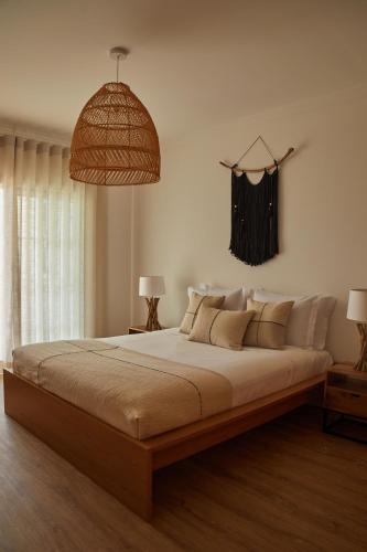 una camera con un grande letto di Casa Terra with Pool & Free WiFi ad Albufeira