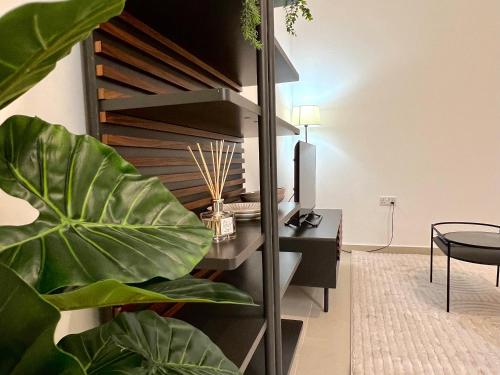 um quarto com uma secretária e plantas verdes em Valletta Center Apartment em Valeta