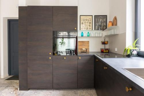 a kitchen with brown cabinets and a counter top at Baltivia haus in Gdynia