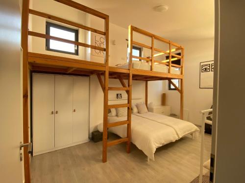 1 dormitorio con 2 literas en una habitación en Moderne 70 qm Ferienwohnung in Waldrandlage, en Eppelborn