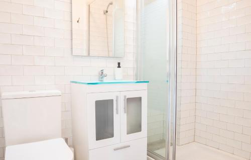 ein weißes Bad mit einem Waschbecken und einer Dusche in der Unterkunft Apartamento Tomillo I in Candeleda