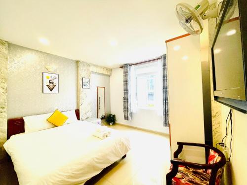 una camera con un letto bianco e una finestra di Dalat Colico Hotel a Da Lat