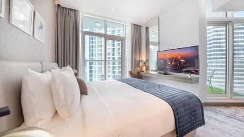 Postel nebo postele na pokoji v ubytování Bright Deluxe Studio canal view - Special offer