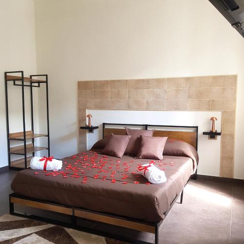una camera da letto con un grande letto con fiori rossi di B&B Idrotaras a Taranto
