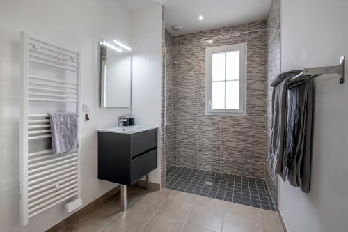 Kúpeľňa v ubytovaní L'Hirondelle Verte - Charmante maison pour 6 voyageurs