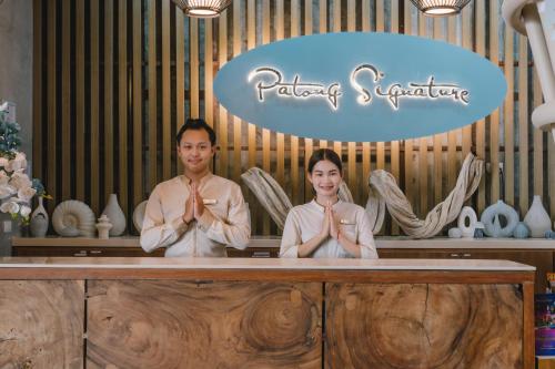 Patong Signature Boutique Hotel في شاطيء باتونغ: يقوم رجلان بعمل اليوغا في الغرفة