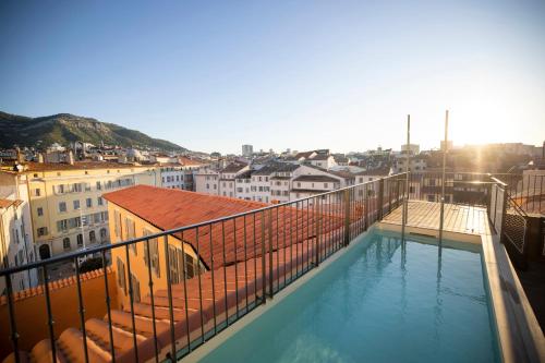 a view of a swimming pool on top of a building at L'Eautel Toulon Centre Port in Toulon