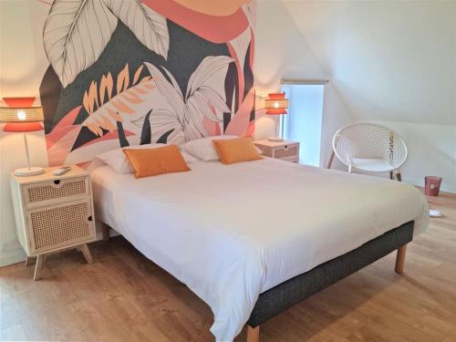 - une chambre dotée d'un grand lit blanc et d'une fresque murale dans l'établissement A Fleur d’Eau NYMPHÉA, à Saint-Barthélemy
