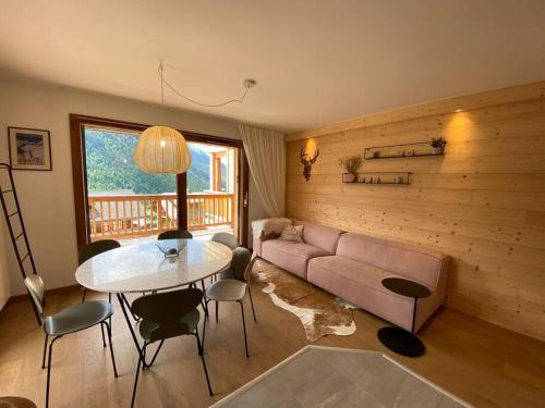 un salon avec un canapé et une table dans l'établissement Perle de Savoie A205, à Châtel