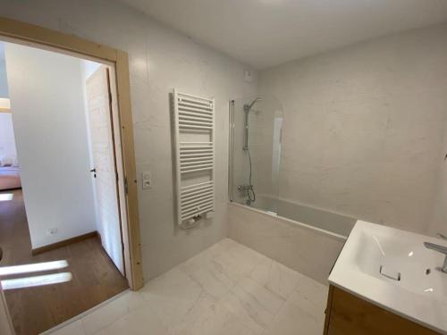 une salle de bain avec douche et lavabo dans l'établissement Perle de Savoie A205, à Châtel