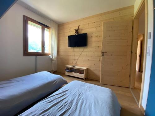 - une chambre avec 2 lits et une télévision dans l'établissement Perle de Savoie A205, à Châtel