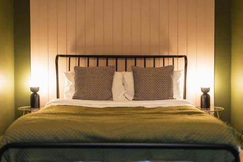 Katil atau katil-katil dalam bilik di The Old Coach House, Gorgeous 3 Bed, Central, Modern, Parking, King Bed, HUGE Bath