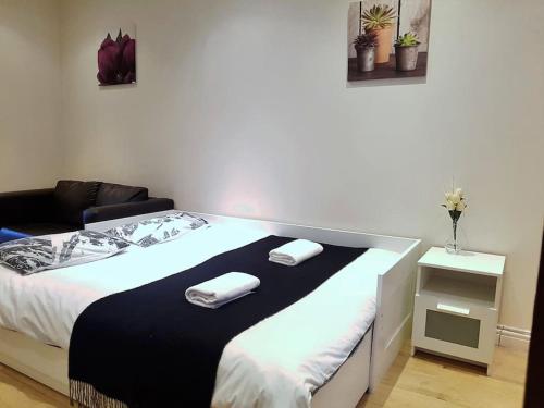Een bed of bedden in een kamer bij Modern Apartment in Great Location in London