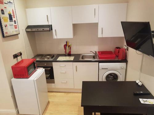 Modern Apartment in Great Location in London tesisinde mutfak veya mini mutfak