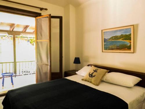シビリにあるThe 4 Travellers Halkidikiのベッドルーム1室(大型ベッド1台、バルコニー付)
