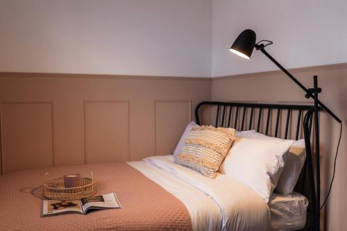 Katil atau katil-katil dalam bilik di The Old Coach House, Gorgeous 3 Bed, Central, Modern, Parking, King Bed, HUGE Bath