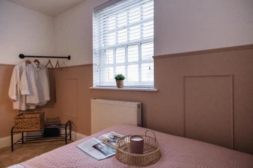 Katil atau katil-katil dalam bilik di The Old Coach House, Gorgeous 3 Bed, Central, Modern, Parking, King Bed, HUGE Bath